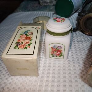 VINTAGE AVON NIB COUNTRY GARDEN BEAUTY DUST. UNOPENED JAR